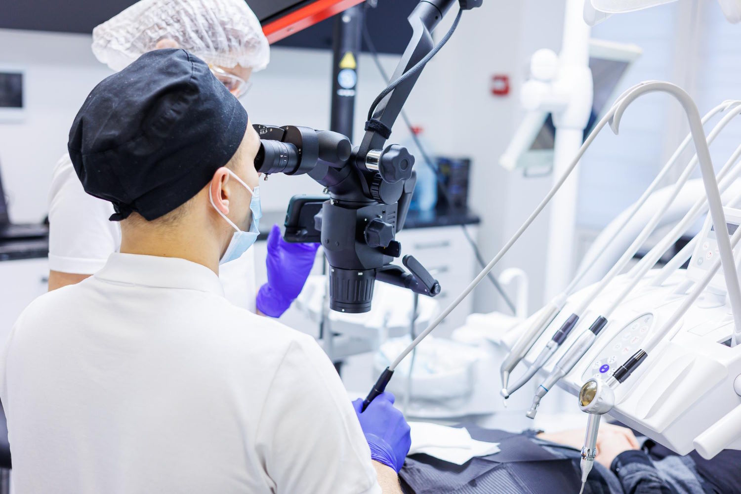 Rolę mikroskopu w stomatologii: analiza korzyści i potencjalnych terapii dentystycznych