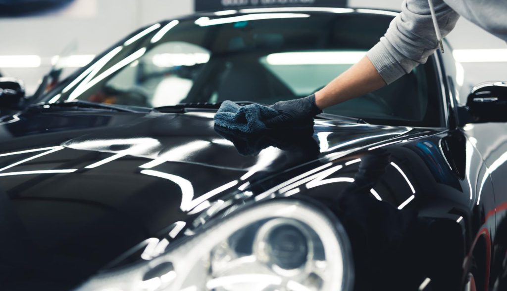 Aplikacja powłoki ceramicznej na lakierze samochodu wymaga precyzji i umiejętności