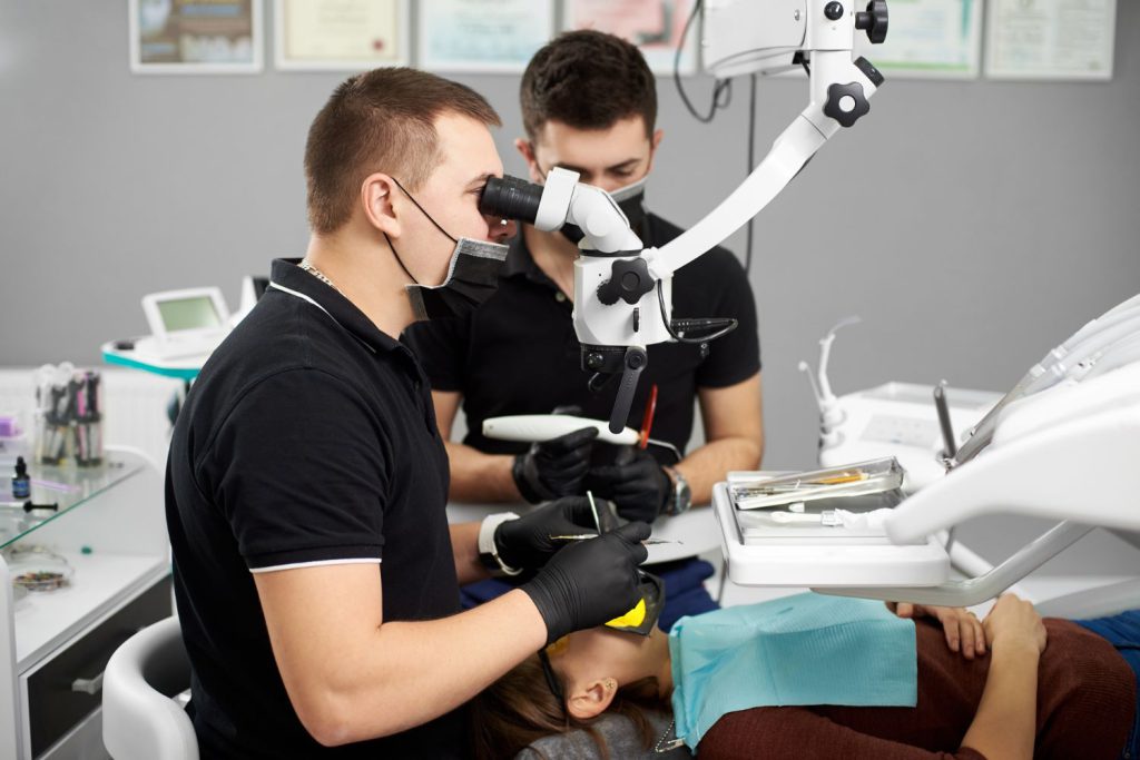 Mikroskop stomatologiczny to bez wątpienia nowa era w diagnostyce i leczeniu stomatologicznym